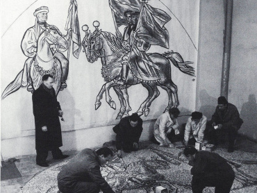 Sestavování horní části mozaikové plochy orloje, na fotografii vlevo stojí Karel Svolinský. Fotografie z roku 1953. Muzeum umění Olomouc. 